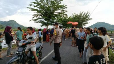 Nyongkolan Suku Sasak di Kuripan: Polisi Urai Kepadatan Lalin