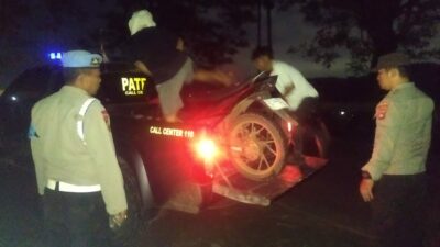 Patroli KRYD Polsek Lembar, Bantu Remaja Mogok Motor di Tanjakan Grepek