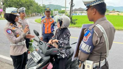Unik! Operasi Keselamatan Rinjani 2025 Beri Reward Sayuran ke Pengendara Tertib
