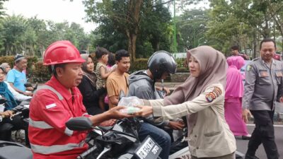 Sinergi Polri dan Masyarakat, Polres Lombok Barat Bagikan Takjil