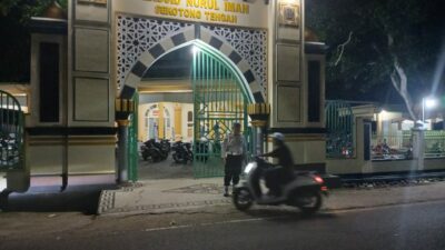 Jamin Kenyamanan Jamaah, Polsek Sekotong Kawal Tarawih Hingga Usai