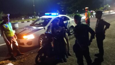 GERUNG, Lombok Barat – Jajaran Kepolisian Resor (Polres) Lombok Barat terus meningkatkan kegiatan patroli malam dalam rangka Operasi Ketupat Rinjani 2025. Langkah ini diambil sebagai upaya preventif untuk mengantisipasi terjadinya balap liar dan potensi gangguan keamanan dan ketertiban masyarakat (kamtibmas) lainnya, terutama di jalur-jalur rawan seperti area Bypass Gerung. Kegiatan patroli intensif ini salah satunya dilaksanakan oleh personel Pos Pengamanan (Pos Pam) Giri Menang Square (GMS) Gerung. Menurut Kepala Pos Pam GMS Gerung, Ipda I Wayan Rudi Hariadi, S.H., kegiatan pengamanan jalur dan patroli rutin dilaksanakan untuk memastikan situasi tetap kondusif selama pelaksanaan Operasi Ketupat Rinjani. "Kami dari Pos Pam GMS Gerung secara rutin melaksanakan patroli, terutama pada malam hari, di sepanjang jalur Bypass 1 dan 2 Gerung," ujar Ipda I Wayan Rudi Hariadi, S.H., saat ditemui di Pos Pam GMS Gerung, Rabu (26/3/2025) malam. "Tujuan utama dari patroli ini adalah untuk mencegah terjadinya aksi balap liar yang sangat meresahkan masyarakat dan juga untuk mengantisipasi potensi tindak kriminalitas atau kejadian menonjol lainnya." Patroli Malam Antisipasi Balap Liar di Bypass Gerung Lebih lanjut, Ipda I Wayan Rudi Hariadi menjelaskan bahwa pada Rabu malam, 26 Maret 2025, sekitar pukul 23.00 WITA hingga selesai, tim patroli dari Pos Pam GMS Gerung yang dipimpin oleh Komandan Regu (Danru) II, Ipda Dodik Hendra, bersama anggota jaga melaksanakan kegiatan patroli di seputaran wilayah pos pam. Sasaran utama dari kegiatan ini adalah jalur Bypass 1 dan 2 Gerung yang memang kerap kali menjadi lokasi favorit bagi para pelaku balap liar. "Tim patroli kami bergerak secara mobile di sepanjang jalur bypass. Selain melakukan pemantauan, kami juga memberikan imbauan kepada para pemuda yang masih berkumpul di pinggir jalan agar tidak melakukan kegiatan yang melanggar hukum, seperti balap liar," terang Ipda I Wayan Rudi Hariadi. "Kami menekankan kepada mereka tentang bahaya balap liar, baik bagi diri sendiri maupun bagi pengguna jalan lainnya." Himbauan Kepada Masyarakat untuk Mendukung Operasi Ketupat Ipda I Wayan Rudi Hariadi juga mengimbau kepada seluruh masyarakat Lombok Barat, khususnya yang berada di wilayah Gerung, untuk turut serta menjaga keamanan dan ketertiban selama pelaksanaan Operasi Ketupat Rinjani 2025. Ia berharap masyarakat dapat memberikan informasi kepada pihak kepolisian jika melihat atau mengetahui adanya potensi gangguan kamtibmas, termasuk aktivitas balap liar. "Kami sangat mengharapkan partisipasi aktif dari masyarakat. Jika ada informasi terkait balap liar atau hal-hal mencurigakan lainnya, jangan ragu untuk menghubungi kami atau kantor polisi terdekat," kata Ipda I Wayan Rudi Hariadi. "Kerja sama antara polisi dan masyarakat sangat penting untuk menciptakan situasi yang aman dan nyaman bagi kita semua, terutama menjelang dan selama Hari Raya Idul Fitri nanti." Situasi Terpantau Aman dan Kondusif Hingga laporan ini diturunkan, Ipda I Wayan Rudi Hariadi memastikan bahwa situasi di wilayah hukum Pos Pam GMS Gerung terpantau aman dan kondusif. Kegiatan patroli akan terus ditingkatkan secara berkala untuk memberikan rasa aman kepada masyarakat dan mencegah terjadinya gangguan kamtibmas. "Alhamdulillah, situasi malam ini aman dan kondusif. Kami akan terus melakukan pemantauan dan patroli secara intensif. Perkembangan kegiatan hari ini akan kami laporkan kembali kepada pimpinan," pungkas Ipda I Wayan Rudi Hariadi. Operasi Ketupat Rinjani 2025 merupakan operasi kepolisian terpusat yang dilaksanakan dalam rangka pengamanan Hari Raya Idul Fitri 1446 Hijriah. Polres Lombok Barat turut serta dalam operasi ini dengan menggelar berbagai kegiatan, mulai dari pengamanan arus mudik dan balik, pengamanan tempat-tempat ibadah dan wisata, hingga pencegahan tindak kriminalitas dan gangguan kamtibmas lainnya. Dengan adanya kegiatan patroli rutin seperti yang dilaksanakan oleh Pos Pam GMS Gerung, diharapkan masyarakat dapat merayakan Hari Raya Idul Fitri dengan aman dan nyaman.