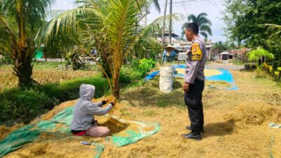 Lombok Barat, NTB – Kapolsek Kediri, AKP Jahyadi Sibawaih, S.H., memimpin langsung kegiatan ibadah Salat Tarawih keliling bersama personel Polsek Kediri di Masjid Kembar Menara Tunggal, Desa Banyumulek, Kecamatan Kediri, Kabupaten Lombok Barat, pada Selasa malam (25/3/2025). Kegiatan ini merupakan bagian dari program Polres Lombok Barat dalam rangka mempererat sinergi antara Polri dan masyarakat menyambut datangnya Bulan Suci Ramadhan 1446 Hijriyah. Kegiatan ibadah yang dimulai pukul 20.00 WITA ini diawali dengan Salat Isya berjamaah, yang kemudian dilanjutkan dengan Salat Tarawih yang dipimpin oleh Ustaz Hardian. Kehadiran anggota kepolisian di tengah-tengah masyarakat ini bertujuan untuk memberikan rasa aman dan nyaman bagi umat Islam yang sedang menjalankan ibadah puasa. Meningkatkan Keamanan dan Kenyamanan Masyarakat Ditemui usai kegiatan, Kapolsek Kediri, AKP Jahyadi Sibawaih, S.H., menyampaikan bahwa kegiatan Tarawih keliling ini merupakan wujud nyata kehadiran Polri di tengah masyarakat, khususnya dalam momen penting seperti Bulan Ramadhan. “Kami dari Polsek Kediri bersama Polres Lombok Barat memiliki program untuk melaksanakan Tarawih keliling di berbagai masjid di wilayah hukum kami. Malam ini, kami berkesempatan untuk melaksanakan ibadah di Masjid Kembar Menara Tunggal Banyumulek. Tujuan utama kami adalah untuk mendekatkan diri dengan masyarakat, memberikan rasa aman dan nyaman saat mereka beribadah, serta mempererat tali silaturahmi,” ujar AKP Jahyadi. Program Sinergi Polri dan Masyarakat Lebih lanjut, AKP Jahyadi menjelaskan bahwa kegiatan ini merupakan implementasi dari program Polres Lombok Barat yang menekankan pentingnya sinergi antara Polri dan masyarakat. Menurutnya, keamanan dan ketertiban masyarakat tidak dapat terwujud tanpa adanya dukungan dan kerjasama yang baik dari seluruh elemen masyarakat. “Kami berharap dengan kehadiran kami di sini, masyarakat merasa lebih tenang dan khusyuk dalam menjalankan ibadah. Selain itu, ini juga menjadi sarana bagi kami untuk mendengar langsung aspirasi dan keluhan dari masyarakat terkait keamanan dan ketertiban di lingkungan mereka,” imbuhnya. Respon Positif dari Masyarakat Kegiatan Tarawih keliling yang dilaksanakan oleh Kapolsek Kediri dan personel Polsek Kediri ini mendapatkan respon positif dari masyarakat Desa Banyumulek. Mereka merasa senang dan mengapresiasi kehadiran pihak kepolisian yang turut serta dalam kegiatan keagamaan. Ustaz Hardian, imam Salat Tarawih pada malam itu, menyampaikan rasa terima kasihnya atas kehadiran Kapolsek dan jajaran Polsek Kediri. Menurutnya, kehadiran polisi dalam kegiatan ibadah ini memberikan dampak positif bagi masyarakat. “Kami sangat berterima kasih atas kehadiran Bapak Kapolsek dan anggota polisi lainnya. Ini menunjukkan bahwa polisi tidak hanya bertugas menjaga keamanan, tetapi juga peduli terhadap kegiatan keagamaan masyarakat. Kami merasa lebih aman dan nyaman dalam menjalankan ibadah,” kata Ustaz Hardian. Kegiatan ibadah Salat Tarawih keliling di Masjid Kembar Menara Tunggal Desa Banyumulek ini berjalan dengan aman dan lancar hingga berakhir pada pukul 21.05 WITA. Diharapkan, kegiatan serupa dapat terus dilaksanakan untuk mempererat hubungan antara Polri dan masyarakat serta menciptakan suasana yang kondusif selama Bulan Suci Ramadhan.