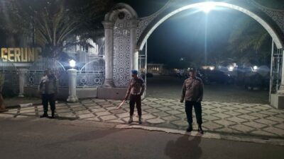 Aman & Nyaman! Polisi Atur Lalu Lintas Jamaah Tarawih di Gerung