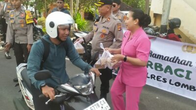 Aksi Berkah Polsek Batulayar: 300 Takjil untuk Masyarakat