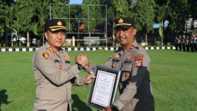 Kapolres Lombok Barat Berikan Penghargaan Kepada Personel Berprestasi, Tingkatkan Motivasi Kerja