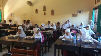 Polsek Labuapi Kawal Uji Coba Program Makan Bergizi Gratis di Lombok Barat