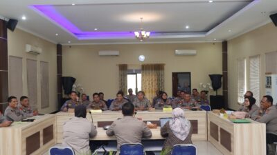 Lombok Barat, NTB – Tim dari Pusat Penelitian dan Pengembangan (Puslitbang) Kepolisian Republik Indonesia (Polri) menggelar penelitian penting di Polda Nusa Tenggara Barat (NTB) pada hari Selasa (29/4/2025). Kegiatan yang berfokus pada peningkatan profesionalitas anggota Polri serta mitigasi potensi pelanggaran etik ini dilaksanakan di Mapolres Lombok Barat. Melibatkan personel dari Polres Lombok Barat dan Polres Lombok Utara. Kegiatan ini dihadiri oleh sejumlah pejabat utama dari kedua Polres serta perwakilan anggota. Ketua Tim Puslitbang Polri, Kombes Pol A. Widihandoko, S.H., M.H., memimpin langsung jalannya penelitian. Turut hadir Wakapolres Lombok Barat, Kompol Kadek Metria, S.Sos., S.H., M.H., dan Wakapolres Lombok Utara, Kompol Adhika Ginanjar W., S.E., M.Si., beserta tim dari Puslitbang Polri. Sambutan Hangat dan Harapan Peningkatan Kualitas SDM Mengawali kegiatan, Kapolres Lombok Barat, Polda NTB, AKBP Yasmara Harahap, S.I.K., melalui Wakapolres Lombok Barat, Kompol Kadek Metria, menyoroti jumlah personel di wilayah hukumnya. "Kami berharap dengan adanya penelitian ini, akan ada masukan yang konstruktif bagi pimpinan dalam mengambil kebijakan terkait peningkatan profesionalitas dan pengembangan personel," ujar Kompol Kadek Metria dalam sambutannya. Mitigasi Etik Ketua Tim Puslitbang Polri, Kombes Pol A. Widihandoko, dalam paparannya menyampaikan latar belakang dilaksanakannya penelitian ini. Menyoroti maraknya pelanggaran kode etik yang dilakukan oleh oknum anggota Polri, yang berdampak signifikan terhadap citra institusi di mata masyarakat. "Pelanggaran etik ini menjadi landasan bagi kami untuk melaksanakan kegiatan mitigasi etik. Tujuannya adalah untuk mengidentifikasi akar permasalahan, mengurangi risiko terjadinya pelanggaran di masa depan, serta meningkatkan profesionalisme seluruh anggota Polri," tegas Kombes Pol A. Widihandoko. Menambahkan bahwa hasil dari penelitian ini akan menjadi bahan masukan penting bagi pimpinan Polri dalam merumuskan langkah-langkah kebijakan yang lebih efektif. Diskusi Mendalam dan Pengumpulan Data Setelah sesi paparan, kegiatan dilanjutkan dengan sesi Focus Group Discussion (FGD) dan wawancara yang dipandu oleh AKBP Ade Chadidjah, S.Sos., dan Konsultan dari Badan Riset dan Inovasi Nasional (BRIN), Dini Dwi Kusumaningrum, S.Sos., M.Si. Sesi ini bertujuan untuk menggali perspektif dan pengalaman langsung dari para personel terkait profesionalitas dan tantangan etika yang mereka hadapi dalam bertugas. Selain itu, para Pejabat Utama (PJU) dari Polres Lombok Barat dan Lombok Utara serta perwakilan personel juga mengisi kuesioner yang telah disiapkan oleh tim Puslitbang Polri. Pengumpulan data melalui FGD, wawancara, dan kuesioner ini diharapkan dapat memberikan gambaran yang komprehensif mengenai kondisi profesionalitas dan potensi risiko etik di lingkungan Polda NTB, khususnya di wilayah Lombok Barat dan Lombok Utara. Kegiatan penelitian ini diakhiri dengan sesi penutup dan foto bersama sebagai bentuk dokumentasi. Langkah selanjutnya adalah Tim Puslitbang Polri akan menganalisis data yang terkumpul untuk kemudian merumuskan rekomendasi yang akan disampaikan kepada pimpinan Polri. Diharapkan, hasil penelitian ini dapat menjadi landasan penting dalam upaya berkelanjutan untuk meningkatkan profesionalitas dan integritas seluruh anggota Polri. Serta meminimalisir terjadinya pelanggaran etik demi terwujudnya Polri yang semakin dipercaya dan dicintai masyarakat.